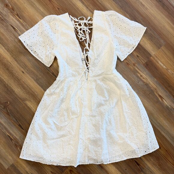 Le Lis White Embroider Deep V-Neck&Back W/Self-Tie Detail Dress Size Medium NWT - Picture 7 of 10